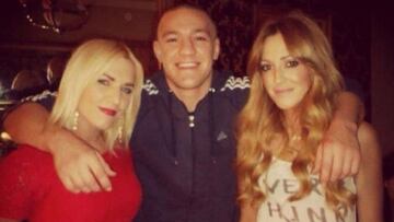 Conor McGregor subió a las redes sociales una foto de archivo con sus hermanas para mandar un mensaje de motivación a sus seguidores.