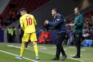 Ianis Hagi y Cosmin Contra.