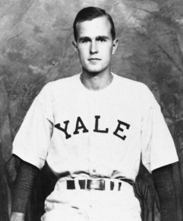 George H.W. Bush con su uniforme de Yale de béisbol.