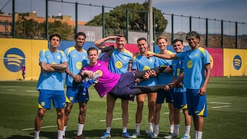 Los jugadores del Barcelona mantearon a Szczesny