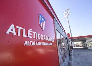 Así es el Centro Deportivo Wanda Alcalá de Henares, la nueva sede del conjunto rojiblanco situada al nordeste de Madrid. Varios equipos de su Academia comenzarán a entrenarse en estas nuevas instalaciones rojiblancas. En el recinto hay cuatro campos de fútbol-11 y otros más de fútbol-7. Se completa con una tienda oficial del club, una cafetería, gimnasio para los jugadores, una gran zona médica, oficinas para la Academia, aulas de estudio para los chicos y chicas y más de 30 vestuarios.