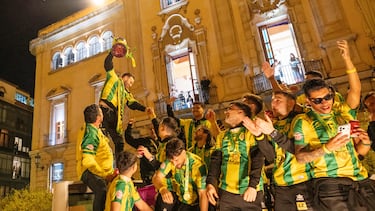 La celebración de los jugadores del Jaén Paraíso Internacional frente al Ayuntamiento de la ciudad después de conquistar su cuarta Copa de España.