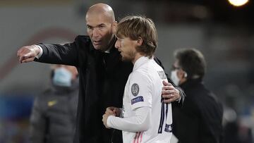 Zidane da instrucciones a Modric antes de dar entrada al croata en el Real Madrid-Inter de Champions.