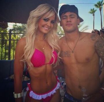 Neymar con una aficionada en Las Vegas.