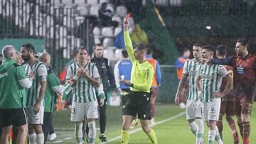 El momento de la roja al doctor Bretones ante la mirada de Carracedo