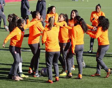 Luis Amaranto Perea recibe a 'Las Leonas' en la sede del Atlético