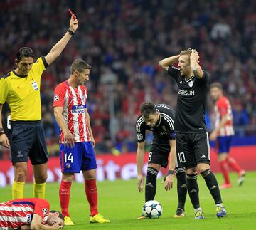 Expulsión de Pedro Henrique por una fuerte entrada a Godín.