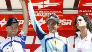 <b>EN EL PODIO. </b> Contador, en el podio junto a Leipheimer, vencedor de la Vuelta a los Puertos.