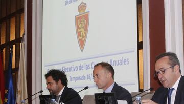 El presidente representativo del Real Zaragoza, Cristian Lapetra, en el centro de la imagen, en una Junta General de Accionistas.,