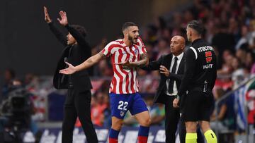 Mario Hermoso, del Atlético de Madrid, habla con el cuarto árbitro tras su expulsión en el derbi.