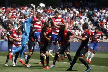 Ruben (Rayo Vallecano) despeja ante Youssef El Arabi (Granada CF)