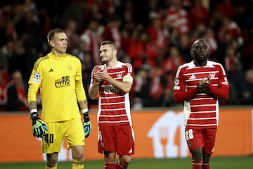 Guingamp (France), 23/10/2024.- Marco Bizot, Brendan Chardonnet, and Massadio Haidara of Brest gesture to supporters after the UEFA Champions League soccer match between Stade Brestois 29 and Bayer 04 Leverkusen, in Guingamp, France, 23 October 2024. (Liga de Campeones, Francia) EFE/EPA/YOAN VALAT
