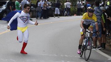MED110- MEDELLÍN (COLOMBIA), 16/02/2019. -Un aficionado anima al ciclista colombiano Aristobulo Cala del equipo Coldeportes Bici Strongman durante la quinta etapa del Tour Colombia, este sábado en La Unión, Antioquia (Colombia). EFE/Luis Eduardo Noriega A.