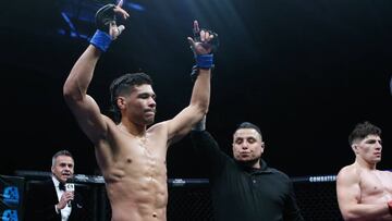 Gilbert Urbina celebra su victoria ante Angelo Treviño.