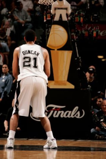 Tim Duncan lanza durante las Finales de la NBA