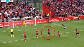 La treta épica del defensor del Mirandés en el penalti del Oviedo que puede valer un ascenso