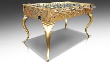 El futbolín 'Calcetto Opera Klimt Gold Leaf' es un diseño italiano precioso y elegante. Es un modelo exclusivo hecho en una sola pieza con estructura de madera y decorada con pan de oro, con la técnica que hizo famoso al artista Gustav Klimt.   
 