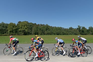 El ciclista danés del equipo Jumbo-Visma, Jonas Vingegaard, vistiendo la camiseta del mejor escalador, en el pelotón durante la etapa 14 de la vuelta ciclista a España de La Vuelta 2023.