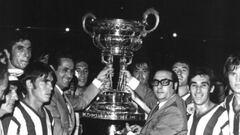 Serrano Carvajal levantando un trofeo Cosra del Sol.