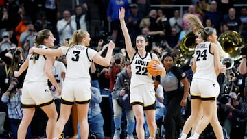 ALBANY, NEW YORK - APRIL 01: Caitlin Clark #22 of the Iowa Hawkeyes and her teammates celebrate after beating the LSU Tigers 94-45 in the Elite 8 round of the NCAA Women's Basketball Tournament at MVP Arena on April 01, 2024 in Albany, New York.   Sarah Stier/Getty Images/AFP (Photo by Sarah Stier / GETTY IMAGES NORTH AMERICA / Getty Images via AFP)