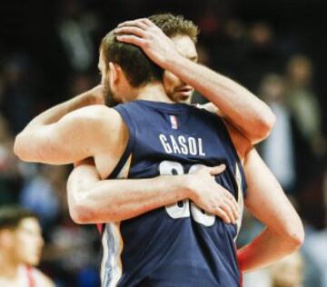 Marc Gasol y Pau Gasol se abrazan. 