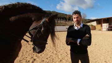 Triviño posa junto a su caballo semental Gari II