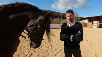 Trivi&ntilde;o posa junto a su caballo semental Gari II