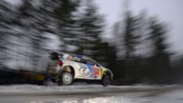 Un error de Ogier abre la puerta a sus compañeros