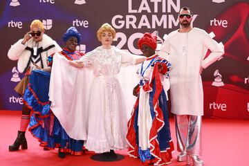 El grupo Fran Zetwal posa durante el photocall previo a la gala de entrega de los Latin Grammy 2023.