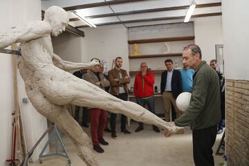 El artista Javi Molina explicando el proceso de creación de la escultura en su taller de Valencia 