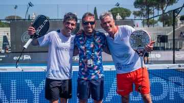 Perino, Grabiel (entrenador) y Lamperti celebran su triunfo.