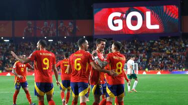 3-0. Los jugadores de España celebran el tercer tanto.