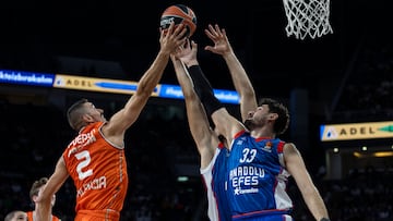 Erkan Yilmaz ante Josep Puerto en el Anadolu Efes-Valencia de la Euroliga.