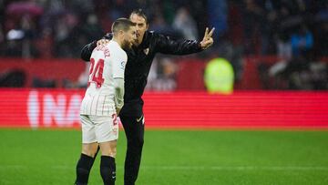 Papu G&oacute;mez escucha las instrucciones de Lopetegui.