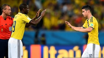 RIO DE JANEIRO, BRAZIL - JUNE 28: James Rodriguez (R) of Colombia walks off the pitch as he is replaced by Adrian Ramos (2nd L) during the 2014 FIFA World Cup Brazil Round of 16 match between Colombia and Uruguay at Maracana on June 28, 2014 in Rio de Janeiro, Brazil.  (Photo by Mike Hewitt - FIFA/FIFA via Getty Images)