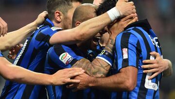 Eder (R) celebrates with teammates after scoring against Udinese. 