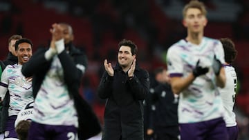El director técnico español tiene al Bournemouth en la quinta posición y ya derrotó a cuatro de los equipos más atractivos de la liga inglesa.