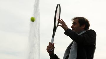 Roger Federer pelotea con Bjorn Borg durante un acto promocional de la Laver Cup.