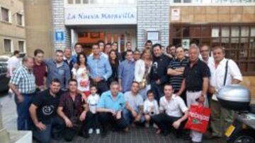 Medio centenar de madridistas posan en la inauguración de la nueva peña.