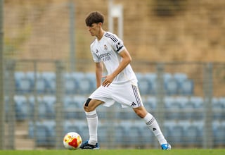 El Madrid blinda a Mena, el tapado de La Fábrica que comparan con Varane