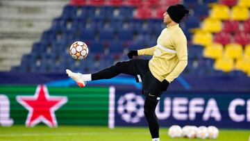 Diego Carlos controla un balón ayer, bajo el frío de Salzburgo.
