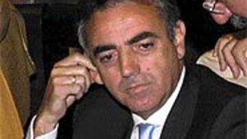 <b>AYUDA</B>. Miguel Sanz y su Gobierno avalarán a Osasuna.