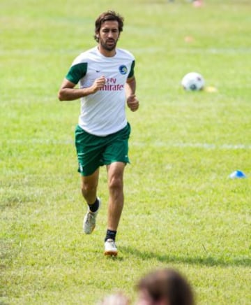 New York Cosmos soccer team player Spanish Raul Gonzalez takes part in a training session at the Pedro Marrero stadium on June 1, 2015 in Havana. The New York Cosmos will kick off a new era in sporting relations between the United States and Cuba on June 2, 2015 when they become the first American sports team in 16 years to play in the island.    AFP PHOTO/YAMIL  LAGE