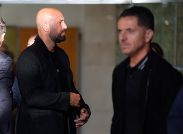 Pepe Reina, entrenador del Juvenil A del Villarreal, en el tanatorio de Valencia para despedir a José Manuel Ochotorena.