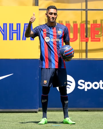 El extremo brasile?o ha sido presentado como nuevo jugador del Barcelona junto a Joan Laporta en la Ciutat Esportiva Joan Gamper.