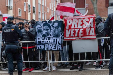 El “Presa, vete ya” resonaba constantemente y a coro por una afición que se concentraba pidiendo, directamente, su inhabilitación. Una afición que también declaraba su amor eterno, “hasta el cajón” a un club que sienten maltratado una temporada más.