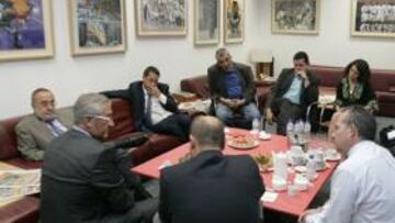 <b>CÓNCLAVE. </b>Manzano, ayer en AS junto a Alfredo Relaño, Emilio Gutiérrez, Manolete, Roncero, Del Estal, Tomás Calvo, Pedro Pablo San Martín, Díaz y Matallanas.