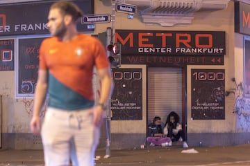 Los aficionados se entremezclan con la droga y la prostitución masivas del centro de Fráncfort, capital financiera de Europa
