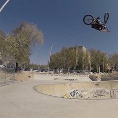 El estilo único de Sergio Layos está de vuelta con un nuevo edit para Fly Bikes