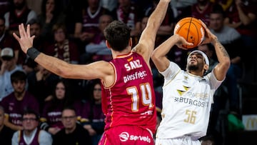 l escolta del Recoletas Salud San Pablo Burgos, Jhivvan Jackson (d), lanza de triple ante el alero de Hiopos Lleida, Mikel Sanz, durante el encuentro correspondiente a la fase regular de la Liga Endesa que disputan hoy en el pabellón Barris Nord de Lleida.